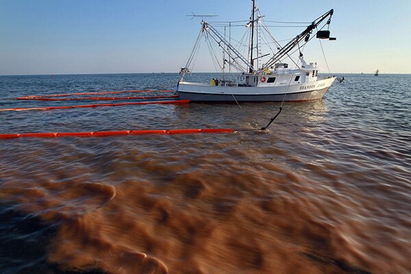 SS_louisiana_slideshow_oil_boat_booms